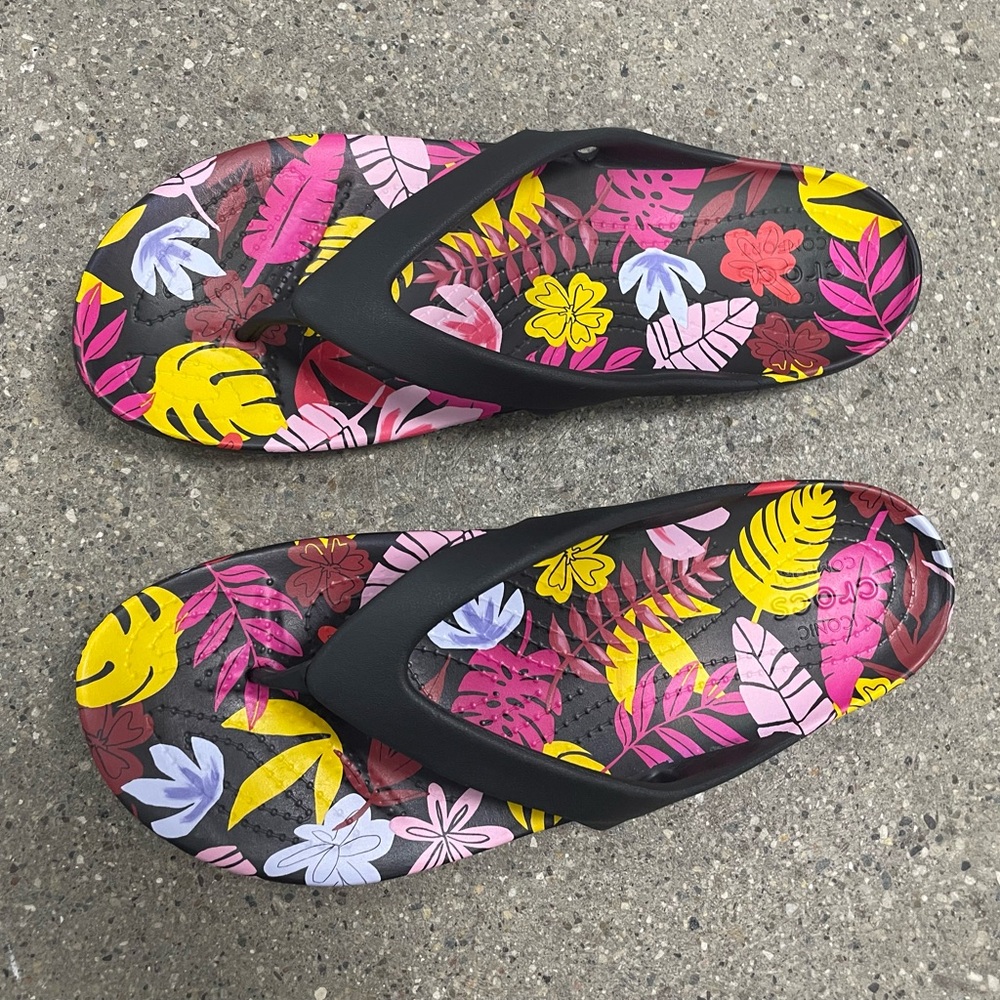 Women's Crocs Kadee II Black Floral Print Flip Flop Sandal size 10 NWOB